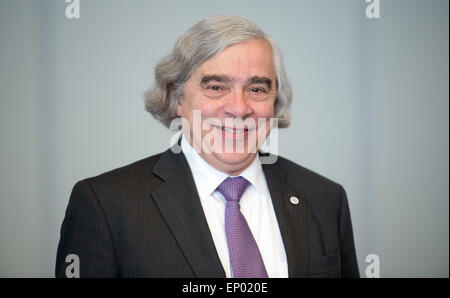 Hambourg, Allemagne. Le 11 mai, 2015. La Secrétaire de l'énergie Ernest Moniz, photographié au cours d'une réunion du G7 des ministres de l'énergie à Hambourg, Allemagne, 11 mai 2015. Photo : Daniel Reinhardt/dpa/Alamy Live News Banque D'Images