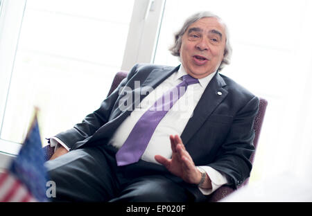 Hambourg, Allemagne. Le 11 mai, 2015. La Secrétaire de l'énergie Ernest Moniz, photographié au cours d'une réunion du G7 des ministres de l'énergie à Hambourg, Allemagne, 11 mai 2015. Photo : Daniel Reinhardt/dpa/Alamy Live News Banque D'Images