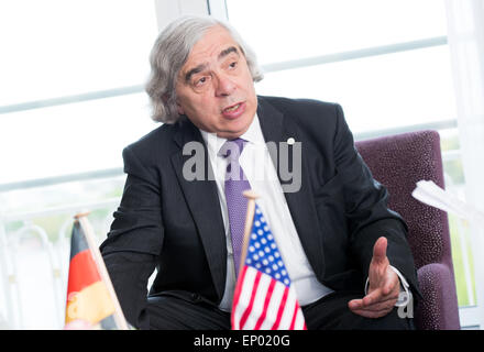 Hambourg, Allemagne. Le 11 mai, 2015. La Secrétaire de l'énergie Ernest Moniz, photographié au cours d'une réunion du G7 des ministres de l'énergie à Hambourg, Allemagne, 11 mai 2015. Photo : Daniel Reinhardt/dpa/Alamy Live News Banque D'Images