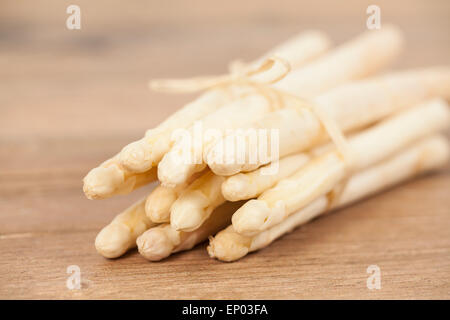 L'asperge blanche sur table en bois Banque D'Images