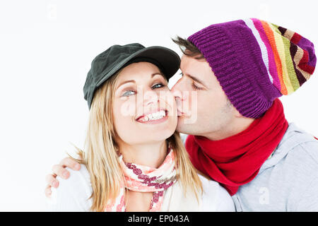 Belle femme qui reçoit un baiser de son petit ami portant les deux pac et hat Banque D'Images