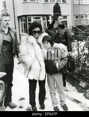 SEAN Lennon et Yoko Ono se rendant sur l'ancienne maison de John Lennon Menlove en jardins, Liverpool, en 1984, l'affranchi par deux agents de sécurité Banque D'Images