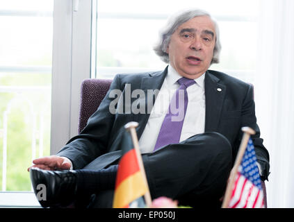 Hambourg, Allemagne. Le 11 mai, 2015. La Secrétaire de l'énergie Ernest Moniz, photographié au cours d'une réunion du G7 des ministres de l'énergie à Hambourg, Allemagne, 11 mai 2015. Photo : Daniel Reinhardt/dpa/Alamy Live News Banque D'Images