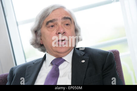 Hambourg, Allemagne. Le 11 mai, 2015. La Secrétaire de l'énergie Ernest Moniz, photographié au cours d'une réunion du G7 des ministres de l'énergie à Hambourg, Allemagne, 11 mai 2015. Photo : Daniel Reinhardt/dpa/Alamy Live News Banque D'Images