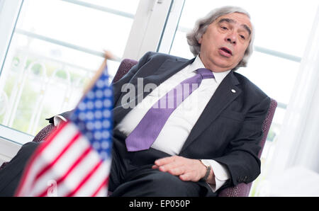 Hambourg, Allemagne. Le 11 mai, 2015. La Secrétaire de l'énergie Ernest Moniz, photographié au cours d'une réunion du G7 des ministres de l'énergie à Hambourg, Allemagne, 11 mai 2015. Photo : Daniel Reinhardt/dpa/Alamy Live News Banque D'Images