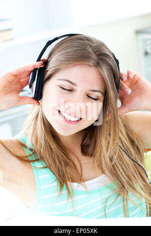 Jolly femme écouter musik Banque D'Images