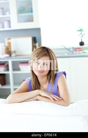 Portrait captivant femme assise sur un canapé à côté de la Banque D'Images