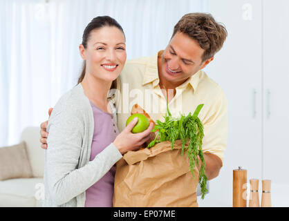 Couple heureux en revenant du marché avec des fruits , Légumes et du pain Banque D'Images