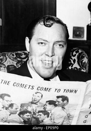 Bill Haley liest dans der Zeitung, die er mit senneur Band Comètes dans die Stadt kommt, 1955. Bill Haley la lecture de l'actualité que les co Banque D'Images