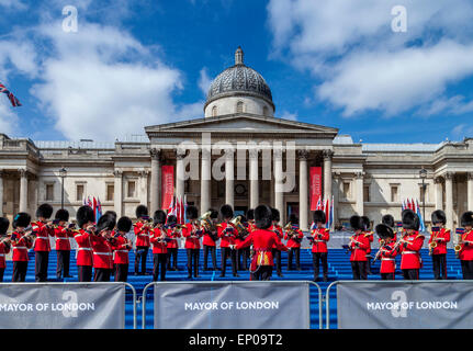 La bande de les Grenadier Guards effectuer à Trafalgar Square sur le 70e anniversaire du Jour de la Victoire, Londres, Angleterre Banque D'Images