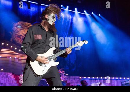 Somerset, Wisconsin, USA. 9 mai, 2015. Le guitariste JIM ROOT de Slipknot il se produit sur scène lors de la première invasion du Nord au cours du festival de musique "Le monde est plus fort mois d'at Somerset Amphitheater à Somerset, dans le Wisconsin © Daniel DeSlover/ZUMA/Alamy Fil Live News Banque D'Images