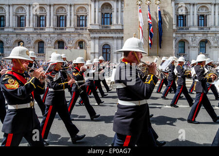 La bande de Ses Majestés Royal Marines mars passé le cénotaphe Monument commémoratif de guerre du Canada sur le 70e anniversaire du Jour de la Victoire, Londres, Angleterre Banque D'Images