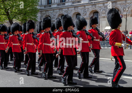 Le Scots Guards depuis mars du cénotaphe de Whitehall dans le cadre du 70e anniversaire du Jour de la Victoire, Londres, Angleterre Banque D'Images