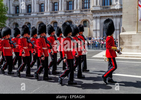 Le Scots Guards depuis mars du cénotaphe de Whitehall dans le cadre du 70e anniversaire du Jour de la Victoire, Londres, Angleterre Banque D'Images