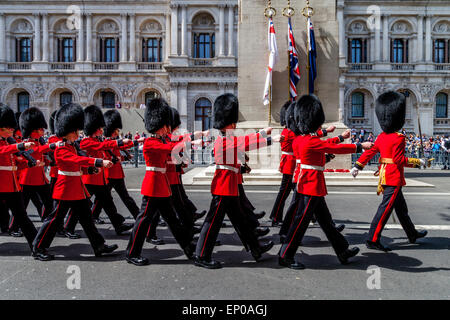 Le Scots Guards depuis mars du cénotaphe de Whitehall dans le cadre du 70e anniversaire du Jour de la Victoire, Londres, Angleterre Banque D'Images