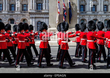 Le Scots Guards depuis mars du cénotaphe de Whitehall dans le cadre du 70e anniversaire du Jour de la Victoire, Londres, Angleterre Banque D'Images