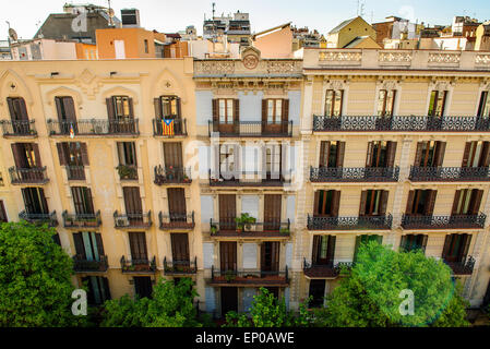 Façade d'immeuble résidentiel typique du quartier Eixample, Barcelone, Espagne Banque D'Images