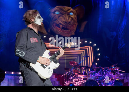 Somerset, Wisconsin, USA. 9 mai, 2015. Le guitariste JIM ROOT de Slipknot il se produit sur scène lors de la première invasion du Nord au cours du festival de musique "Le monde est plus fort mois d'at Somerset Amphitheater à Somerset, dans le Wisconsin © Daniel DeSlover/ZUMA/Alamy Fil Live News Banque D'Images