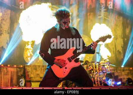 Somerset, Wisconsin, USA. 9 mai, 2015. Le guitariste JIM ROOT de Slipknot il se produit sur scène lors de la première invasion du Nord au cours du festival de musique "Le monde est plus fort mois d'at Somerset Amphitheater à Somerset, dans le Wisconsin © Daniel DeSlover/ZUMA/Alamy Fil Live News Banque D'Images
