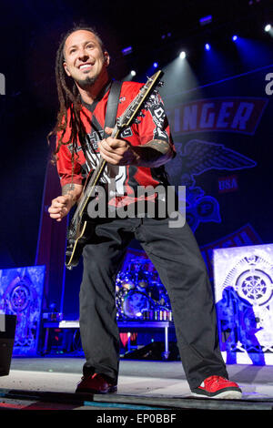 Somerset, Wisconsin, USA. 9 mai, 2015. Guitariste ZOLTAN BATHORY de cinq doigts Punch mort effectue sur scène lors de la première invasion du Nord au cours du festival de musique "Le monde est plus fort mois d'at Somerset Amphitheater à Somerset, dans le Wisconsin © Daniel DeSlover/ZUMA/Alamy Fil Live News Banque D'Images