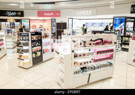 Une boutique hors taxes à l'aéroport de Stansted, Angleterre, RU Banque D'Images