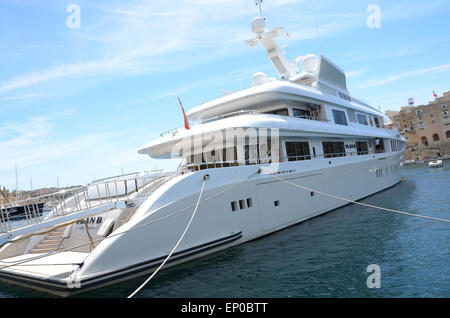 Plan B, bateau yacht amarré dans le port de plaisance de la Méditerranée, Malte Vittoriosa Banque D'Images