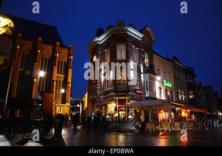 Place du marché avec le café De Sjnats et Christopher Cathédrale, Roermond Pays-Bas Limburg Banque D'Images