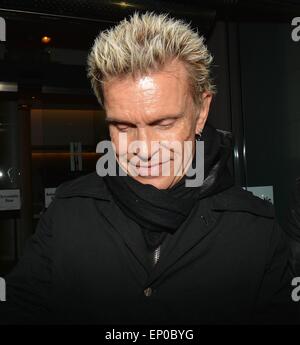 Billy Idol arrivant à Vicar Street avec le guitariste Steve Stevens et sa femme Josie Stevens avant leur concert sold out ce soir (07Nov14) avec : Billy Idol Où : Dublin, Irlande Quand : 07 novembre 2014 Source : WENN.com Banque D'Images