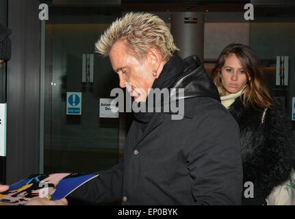 Billy Idol arrivant à Vicar Street avec le guitariste Steve Stevens et sa femme Josie Stevens avant leur concert sold out ce soir (07Nov14) avec : Billy Idol Où : Dublin, Irlande Quand : 07 novembre 2014 Source : WENN.com Banque D'Images