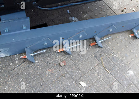 Tooting, Londres, Royaume-Uni. 12 mai 2015. Une femme a été gravement blessé aux piétons à partir de la chute d'un panneau publicitaire dans le sud-ouest de London Tooting Crédit : amer ghazzal/Alamy Live News Banque D'Images