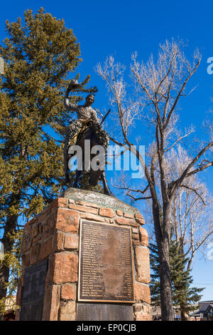 Statue de cow-boy et War Memorial dans le Town Square, Jackson Hole, Wyoming USA Banque D'Images