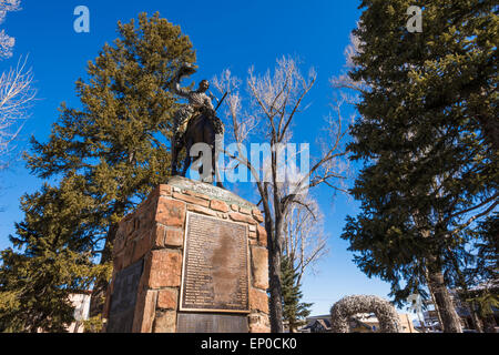 Statue de cow-boy et War Memorial dans le Town Square, Jackson Hole, Wyoming USA Banque D'Images