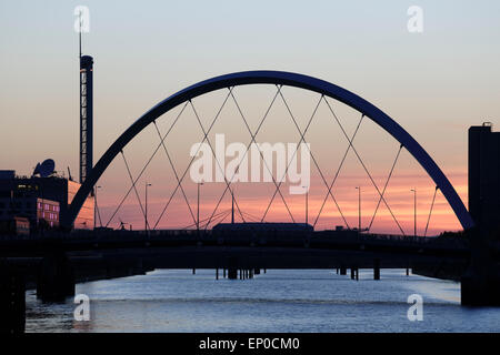 Coucher de soleil sur le pont d'Arc et la rivière Clyde Clyde à Glasgow, Écosse, Royaume-Uni Banque D'Images