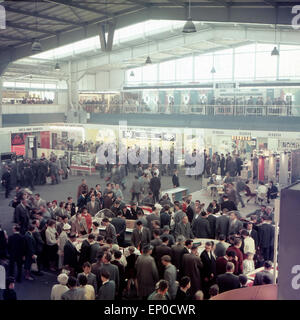 Dans den der Besucher Messehallen Hannover Messe 1964. Visiteurs à la salle d'exposition de la foire de Hanovre en 1964. Banque D'Images