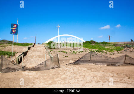 Le stade Moses Mabhida de Durban avec passage de réhabilitation des dunes en premier plan Banque D'Images