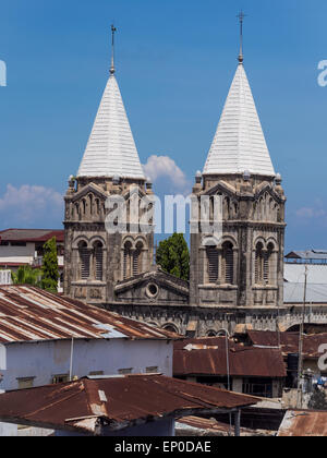 Photo verticale des tours de la Cathédrale Catholique Saint-Joseph à Stone Town, Zanzibar, Tanzanie, Afrique de l'Est. Banque D'Images