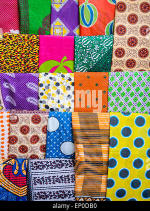 Vêtements africains colorés appelés kanga et kitenge traditionnellement portée par les femmes en Afrique de l'Est Banque D'Images