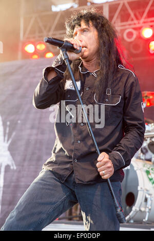 Somerset, Wisconsin, USA. 9 mai, 2015. Chanteur JOEY BELLADONNA d'Anthrax effectue sur scène lors de la première invasion du Nord au cours du festival de musique "Le monde est plus fort mois d'at Somerset Amphitheater à Somerset, dans le Wisconsin © Daniel DeSlover/ZUMA/Alamy Fil Live News Banque D'Images