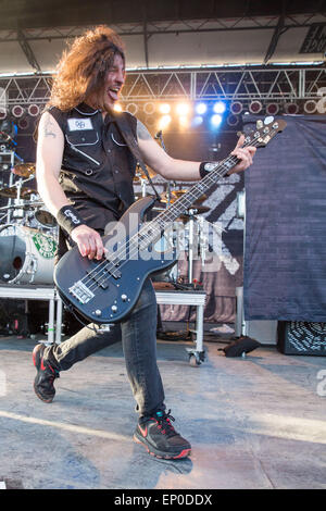 Somerset, Wisconsin, USA. 9 mai, 2015. Le bassiste FRANK BELLO d'Anthrax effectue sur scène lors de la première invasion du Nord au cours du festival de musique "Le monde est plus fort mois d'at Somerset Amphitheater à Somerset, dans le Wisconsin © Daniel DeSlover/ZUMA/Alamy Fil Live News Banque D'Images