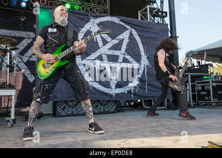 Somerset, Wisconsin, USA. 9 mai, 2015. Le guitariste SCOTT IAN (L) et Frank BELLO d'Anthrax effectuer en direct sur scène lors de la première invasion du Nord au cours du festival de musique "Le monde est plus fort mois d'at Somerset Amphitheater à Somerset, dans le Wisconsin © Daniel DeSlover/ZUMA/Alamy Fil Live News Banque D'Images