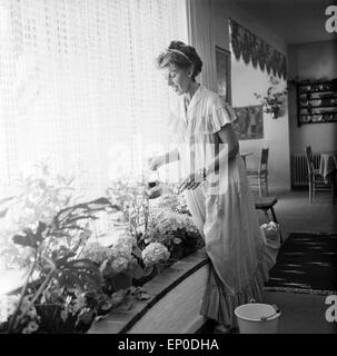Deutsche Sängerin und Schauspielerin Lale Andersen beim Blumengießen in Ihrem Haus Sonnenhof auf der Nordseeinsel Langeoog, Banque D'Images