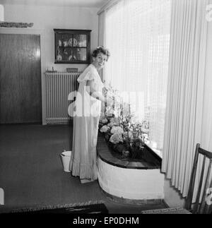 Deutsche Sängerin und Schauspielerin Lale Andersen beim Blumengießen in Ihrem Haus Sonnenhof auf der Nordseeinsel Langeoog, Banque D'Images