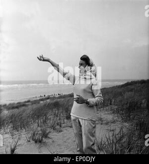 Deutsche Sängerin und Schauspielerin Lale Andersen am Strand der Nordseeinsel Mitte Berlin, 1957. La chanteuse allemande et actres Banque D'Images
