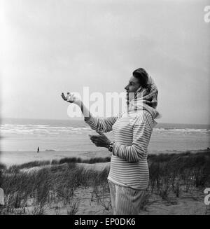 Deutsche Sängerin und Schauspielerin Lale Andersen am Strand der Nordseeinsel Mitte Berlin, 1957. La chanteuse allemande et actres Banque D'Images