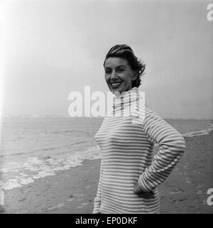 Deutsche Sängerin und Schauspielerin Lale Andersen am Strand der Nordseeinsel Mitte Berlin, 1957. La chanteuse allemande et actres Banque D'Images