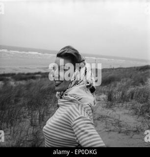 Deutsche Sängerin und Schauspielerin Lale Andersen am Strand der Nordseeinsel Mitte Berlin, 1957. La chanteuse allemande et actres Banque D'Images