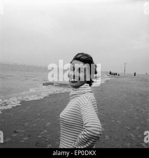 Deutsche Sängerin und Schauspielerin Lale Andersen am Strand der Nordseeinsel Mitte Berlin, 1957. La chanteuse allemande et actres Banque D'Images