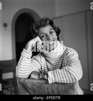 Deutsche Sängerin und Schauspielerin de Lale Andersen, Mitte 1957. L'actrice et chanteuse allemande Lale Andersen, mi 1957. Banque D'Images