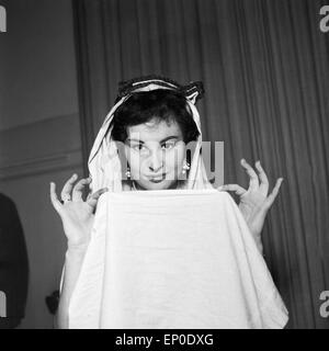 Deutsche Schauspielerin Evi Kent im Novembre 1956. L'actrice allemande Evi Kent en novembre 1956. Banque D'Images