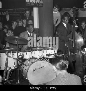 Der amerikanische und Jazzmusiker percussionniste Lionel Hampton dans l'action, 30. Novembre 1956. Le musicien de jazz américain Lionel Hampt Banque D'Images